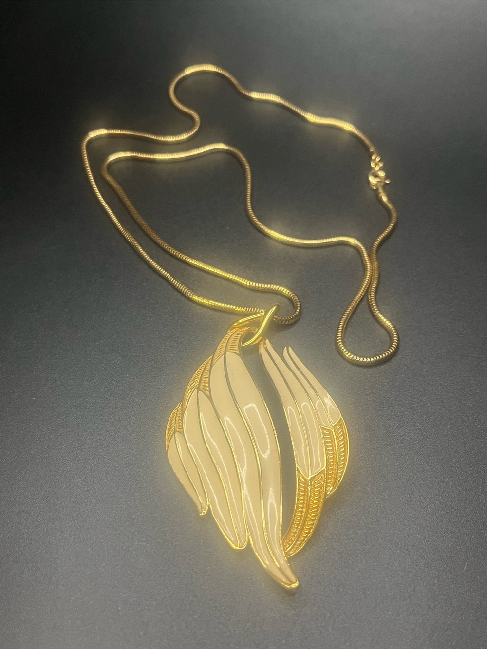 Vintage Trifari Cream Enamel Leaf Pendant Gold Tone Necklace - Picture 5 of 8